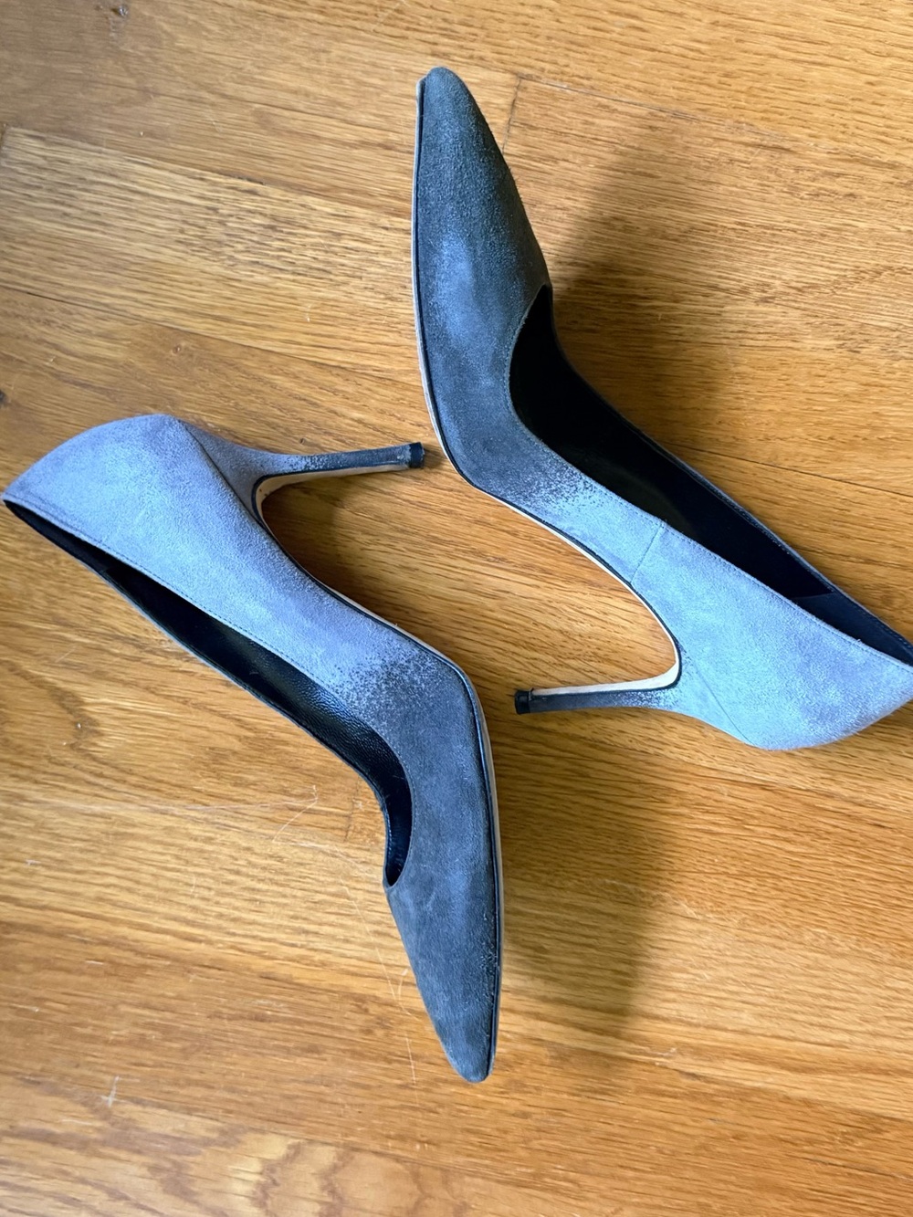 Manolo Blahnik BB 90 Gray Black Ombre Suede Pointed Toe Pumps